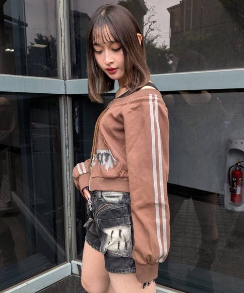 .KOM(ドットコム)の「A'GEM/9 × .kom 『.KOM/ドットケーオーエム』Off-Shoulder Printed Sweatshirt/Y2Kオフショルダープリントスウェットシャツ(スウェット・レディース・グレー/ブラウン・S)」の5枚目の写真