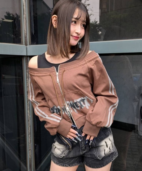 .KOM(ドットコム)の「A'GEM/9 × .kom 『.KOM/ドットケーオーエム』Off-Shoulder Printed Sweatshirt/Y2Kオフショルダープリントスウェットシャツ(スウェット・レディース・グレー/ブラウン・S)」の4枚目の写真