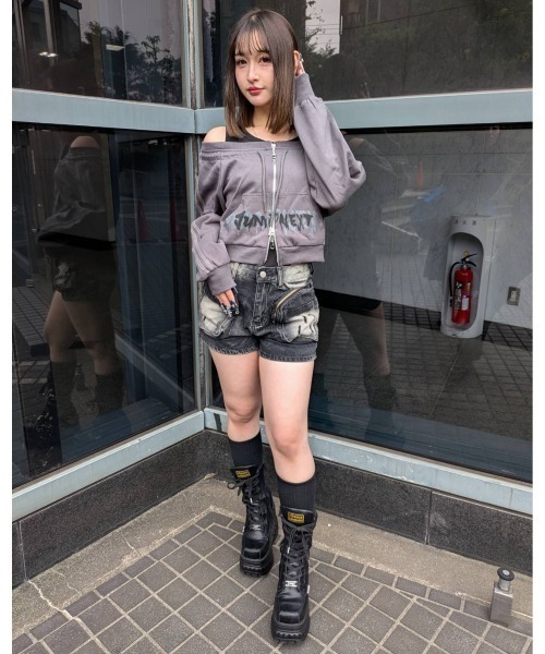 .KOM(ドットコム)の「A'GEM/9 × .kom 『.KOM/ドットケーオーエム』Off-Shoulder Printed Sweatshirt/Y2Kオフショルダープリントスウェットシャツ(スウェット・レディース・グレー/ブラウン・S)」の15枚目の写真