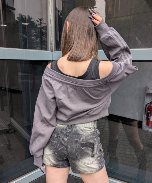 .KOM(ドットコム)の「A'GEM/9 × .kom 『.KOM/ドットケーオーエム』Off-Shoulder Printed Sweatshirt/Y2Kオフショルダープリントスウェットシャツ(スウェット・レディース・グレー/ブラウン・S)」の12枚目の写真