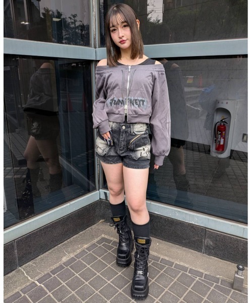 .KOM(ドットコム)の「A'GEM/9 × .kom 『.KOM/ドットケーオーエム』Off-Shoulder Printed Sweatshirt/Y2Kオフショルダープリントスウェットシャツ(スウェット・レディース・グレー/ブラウン・S)」の16枚目の写真