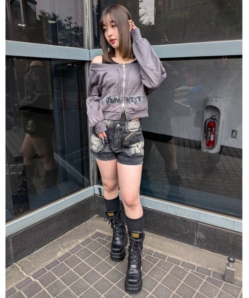 .KOM(ドットコム)の「A'GEM/9 × .kom 『.KOM/ドットケーオーエム』Off-Shoulder Printed Sweatshirt/Y2Kオフショルダープリントスウェットシャツ(スウェット・レディース・グレー/ブラウン・S)」の17枚目の写真