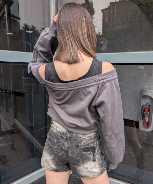 .KOM(ドットコム)の「A'GEM/9 × .kom 『.KOM/ドットケーオーエム』Off-Shoulder Printed Sweatshirt/Y2Kオフショルダープリントスウェットシャツ(スウェット・レディース・グレー/ブラウン・S)」の14枚目の写真
