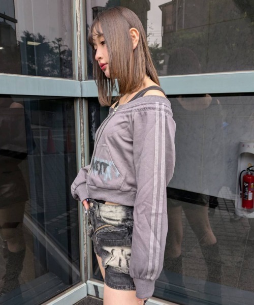 .KOM(ドットコム)の「A'GEM/9 × .kom 『.KOM/ドットケーオーエム』Off-Shoulder Printed Sweatshirt/Y2Kオフショルダープリントスウェットシャツ(スウェット・レディース・グレー/ブラウン・S)」の13枚目の写真