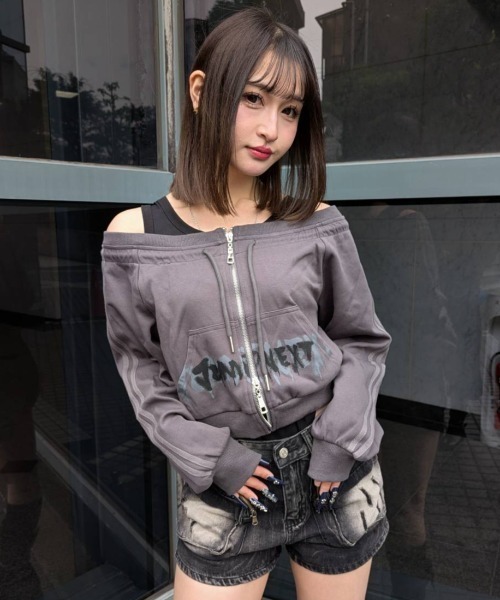.KOM(ドットコム)の「A'GEM/9 × .kom 『.KOM/ドットケーオーエム』Off-Shoulder Printed Sweatshirt/Y2Kオフショルダープリントスウェットシャツ(スウェット・レディース・グレー/ブラウン・S)」の11枚目の写真