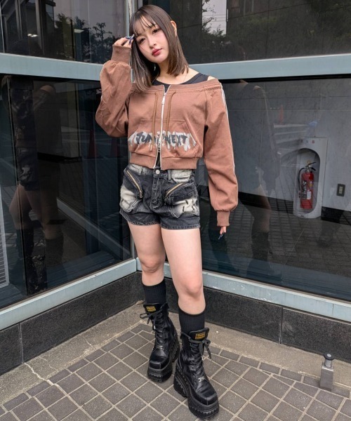 .KOM(ドットコム)の「A'GEM/9 × .kom 『.KOM/ドットケーオーエム』Off-Shoulder Printed Sweatshirt/Y2Kオフショルダープリントスウェットシャツ(スウェット・レディース・グレー/ブラウン・S)」の9枚目の写真