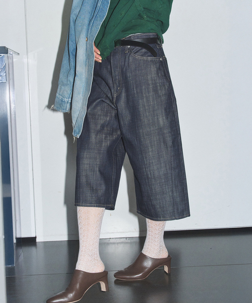 KURO(クロ)の「KURO WIDE SPREAD CROPPED SHORTS 964194:デニムショートパンツ(デニムパンツ・レディース・ネイビー・MEDIUM)」の2枚目の写真