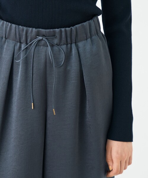 BALLSEY（ボールジィ）の「グリッツィーサテン イージーワイドパンツ（その他パンツ・レディース・ダークグレー/ライトベージュ・36/34）」の7枚目の写真