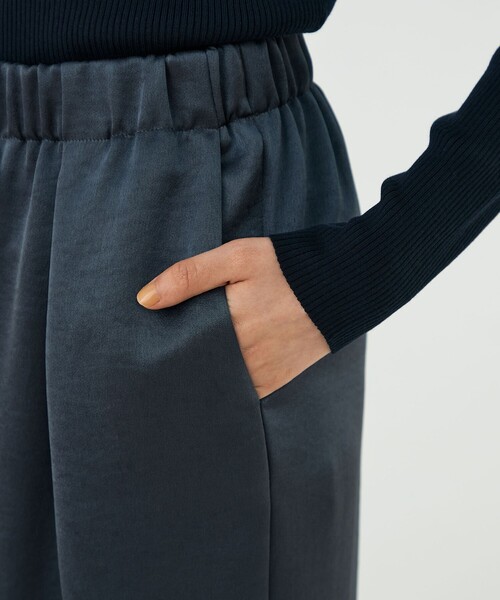 BALLSEY（ボールジィ）の「グリッツィーサテン イージーワイドパンツ（その他パンツ・レディース・ダークグレー/ライトベージュ・36/34）」の9枚目の写真