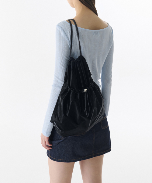 MUSINSA STANDARD WOMAN（ムシンサスタンダードウーマン）の「ウィメンズシャイニージムバッグ[ブラック]（バックパック/リュック・レディース・その他・FREE）」の2枚目の写真