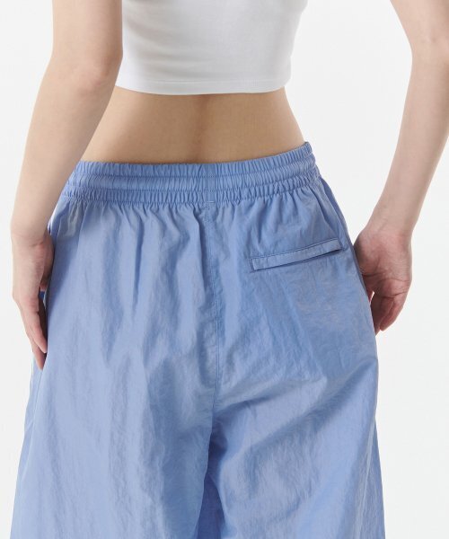 MUSINSA STANDARD WOMAN（ムシンサスタンダードウーマン）の「ウィメンズサイドラインワイドトラックパンツ[スカイブルー]（スウェットパンツ・レディース・その他・30/24/26/28/22）」の8枚目の写真