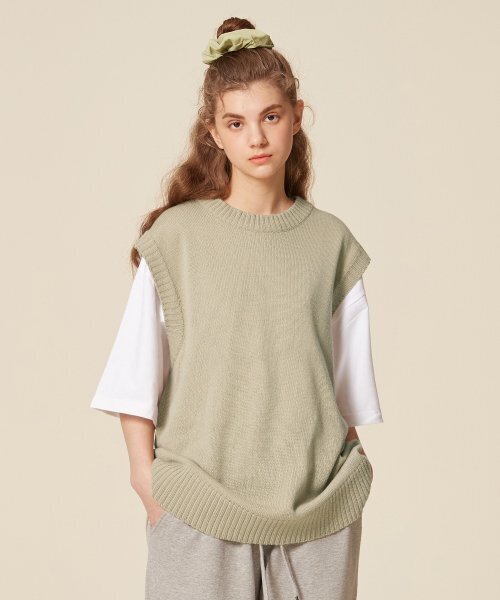 BLOND9(ブロンドナイン)の「ラウンドネックニットベスト_ライトカーキ(ベスト・レディース・オリーブ・MEDIUM/LARGE/XX-LARGE/X-LARGE/SMALL)」の1枚目の写真