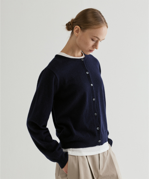 FROMWHERE(フロムウェア)の「Wool Crew-neck Cardigan Navy(カーディガン/ボレロ・レディース・その他・FREE)」の3枚目の写真
