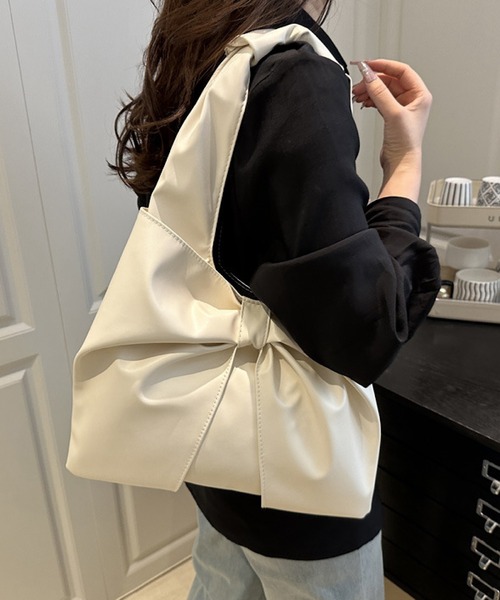 VIBGYOR(ヴィブジョー)の「urbanfemine./シンプルリボンデザイントートバッグ U7599(トートバッグ・レディース・シルバー/ベージュ/ホワイト/ブラック/レッド・FREE)」の1枚目の写真
