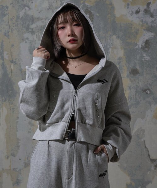 Mavie..7(メヴィセットゥ)の「【Mavie..7】スタッズ付裏毛パーカー(パーカー・レディース・ブラック/グレー/スミクロ・FREE)」の3枚目の写真