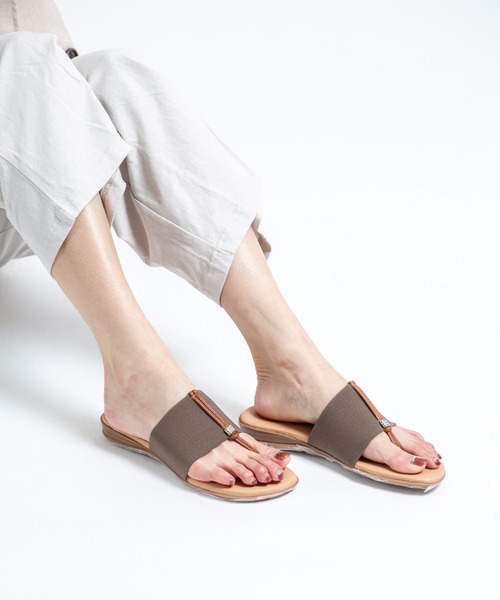 Rivel(リヴェル)の「【PINAZ】トングフラットサンダル エラスティック コンフォート(サンダル・レディース・シルバー/ブラウン系その他/ナチュラル・39/37/36)」の2枚目の写真