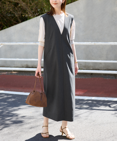 SLOBE IENA（スローブイエナ）の「《WEB限定/追加》TR Vネックジャンパースカート（ワンピース・レディース・チャコールグレー/ブラック・FREE）」の2枚目の写真