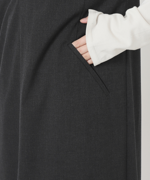 SLOBE IENA（スローブイエナ）の「《WEB限定/追加》TR Vネックジャンパースカート（ワンピース・レディース・チャコールグレー/ブラック・FREE）」の16枚目の写真