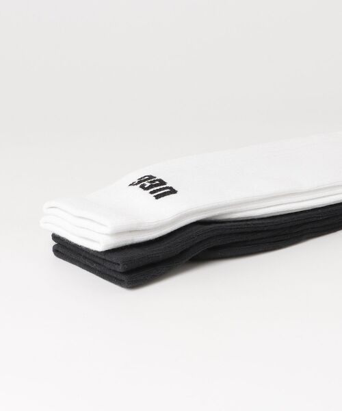 UGG（アグ）の「アグ【UGG】- 2足セット ソックス【MLEANDERLOGOCREW 2PACK 1172201-WBLC】（ソックス/靴下・メンズ・ホワイト×ブラック・ONE SIZE）」の2枚目の写真