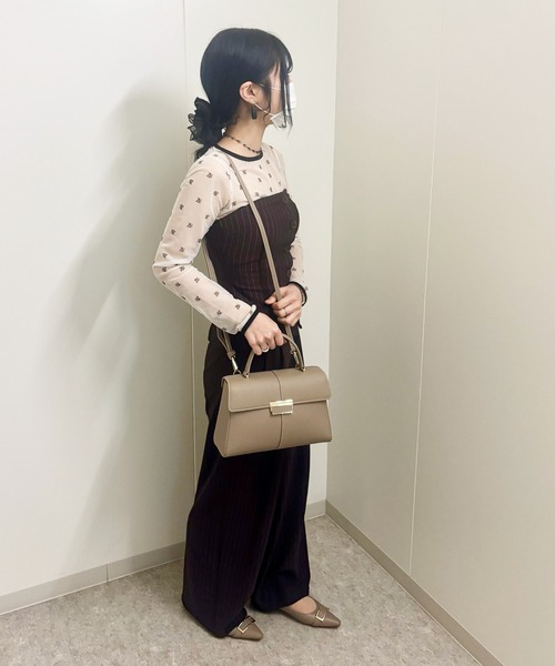 artemis by DIANA(アルテミスバイダイアナ)の「ショルダーベルト付属 2WAYスクエアハンドバッグ(ハンドバッグ・レディース・ブラック/アイボリー/ダークベージュ・FREE)」の4枚目の写真