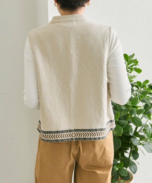 ear PAPILLONNER(イアパピヨネ)の「花柄刺繍ベスト【SUM1 STYLE】(ベスト・レディース・グレイッシュベージュ・FREE)」の5枚目の写真