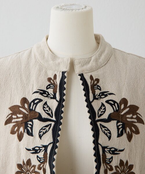 ear PAPILLONNER(イアパピヨネ)の「花柄刺繍ベスト【SUM1 STYLE】(ベスト・レディース・グレイッシュベージュ・FREE)」の13枚目の写真