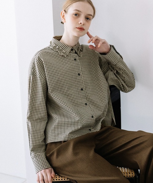 POU DOU DOU（プードゥドゥ）の「フリルデザインクロップドシャツ（シャツ/ブラウス・レディース・オフホワイト/ブルー/ベージュ・3）」の3枚目の写真