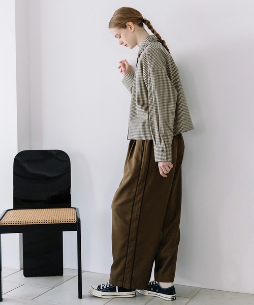 POU DOU DOU（プードゥドゥ）の「フリルデザインクロップドシャツ（シャツ/ブラウス・レディース・オフホワイト/ブルー/ベージュ・3）」の5枚目の写真