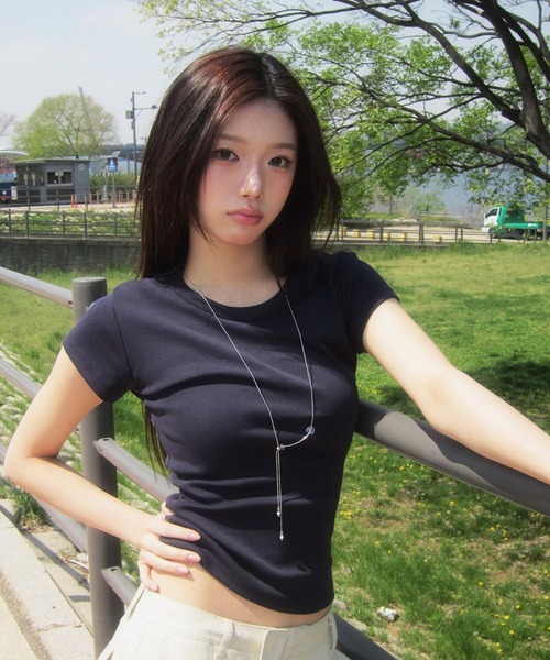 modimood（モディムード）の「[MADE] MOMU BASIC デイリー半袖Tシャツ（2TYPEネック）（Tシャツ/カットソー・レディース・ピンク/ホワイト/ブラック/グレー/ベージュ/チャコール/ネイビー・R/U）」の7枚目の写真