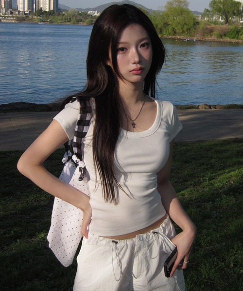 modimood（モディムード）の「[MADE] MOMU BASIC デイリー半袖Tシャツ（2TYPEネック）（Tシャツ/カットソー・レディース・ピンク/ホワイト/ブラック/グレー/ベージュ/チャコール/ネイビー・R/U）」の2枚目の写真