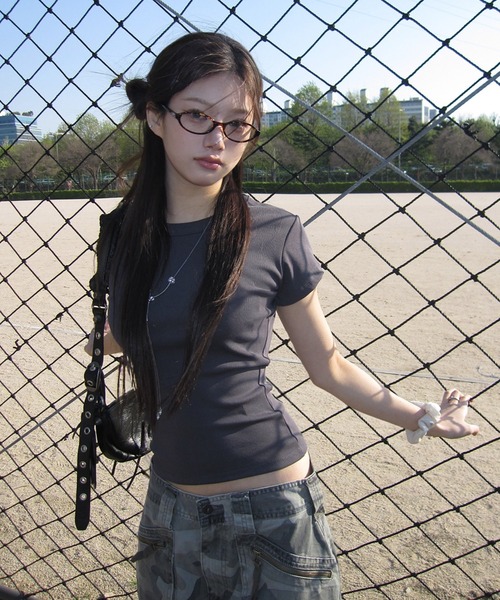 modimood（モディムード）の「[MADE] MOMU BASIC デイリー半袖Tシャツ（2TYPEネック）（Tシャツ/カットソー・レディース・ピンク/ホワイト/ブラック/グレー/ベージュ/チャコール/ネイビー・R/U）」の5枚目の写真