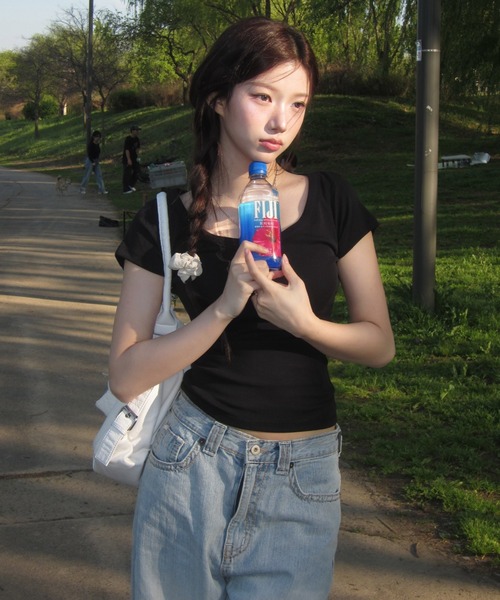 modimood（モディムード）の「[MADE] MOMU BASIC デイリー半袖Tシャツ（2TYPEネック）（Tシャツ/カットソー・レディース・ピンク/ホワイト/ブラック/グレー/ベージュ/チャコール/ネイビー・R/U）」の3枚目の写真