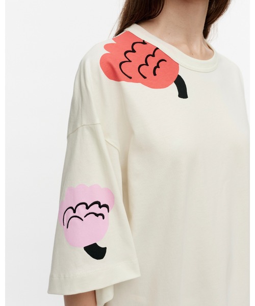 marimekko(マリメッコ)の「Kukasta Kukkaan / T-shirt(Tシャツ/カットソー・レディース・マルチ・XX-SMALL/X-SMALL/MEDIUM/SMALL)」の4枚目の写真