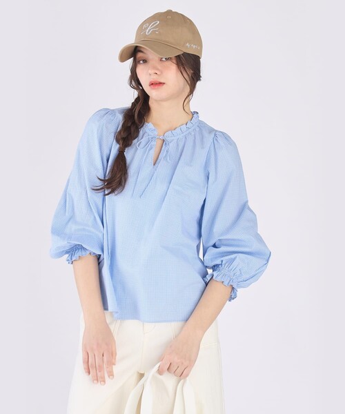 To b. by agnes b.(トゥービーバイアニエスベー)の「ギンガムチェック コットン フリル 長袖 ブラウス(シャツ/ブラウス・レディース・ブルー・36/40/38)」の1枚目の写真