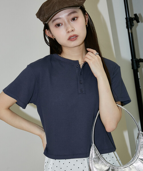 PUBLUX(パブリュクス)の「PUBLUX/パブリュクス ライト ワッフル ヘンリーネック Tシャツ 限定展開(Tシャツ/カットソー・レディース・グレー/オフホワイト/ネイビー/チャコールグレー・フリ-)」の4枚目の写真