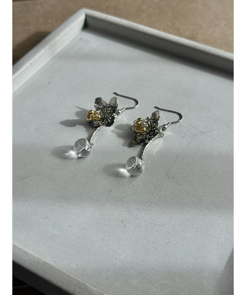 tone(トーン)の「【musk】シルバーフラワー×ゴールドビーズのピアス(MA)(ピアス(両耳用)・レディース・シルバー・FREE)」の6枚目の写真