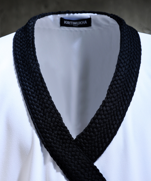 KIRTIMUKHA(キールティムカ)の「刺繍ブラックロープ斜めVネック半袖Tシャツホワイト(Tシャツ/カットソー・メンズ・その他・FREE)」の3枚目の写真