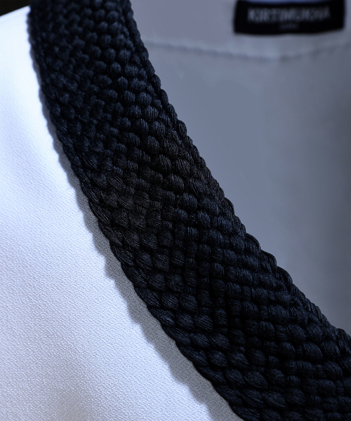 KIRTIMUKHA(キールティムカ)の「刺繍ブラックロープ斜めVネック半袖Tシャツホワイト(Tシャツ/カットソー・メンズ・その他・FREE)」の4枚目の写真