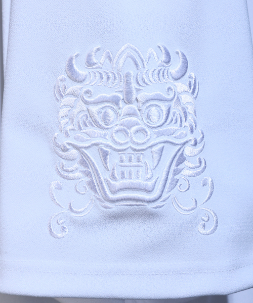 KIRTIMUKHA(キールティムカ)の「刺繍ブラックロープ斜めVネック半袖Tシャツホワイト(Tシャツ/カットソー・メンズ・その他・FREE)」の5枚目の写真