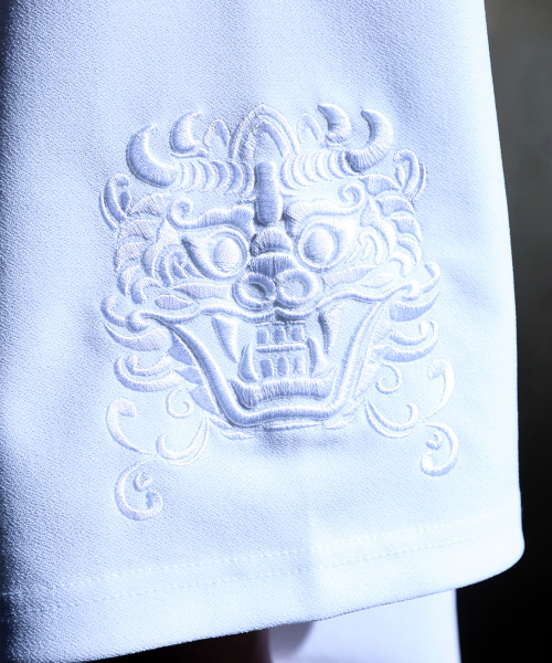 KIRTIMUKHA(キールティムカ)の「刺繍ブラックロープ斜めVネック半袖Tシャツホワイト(Tシャツ/カットソー・メンズ・その他・FREE)」の13枚目の写真