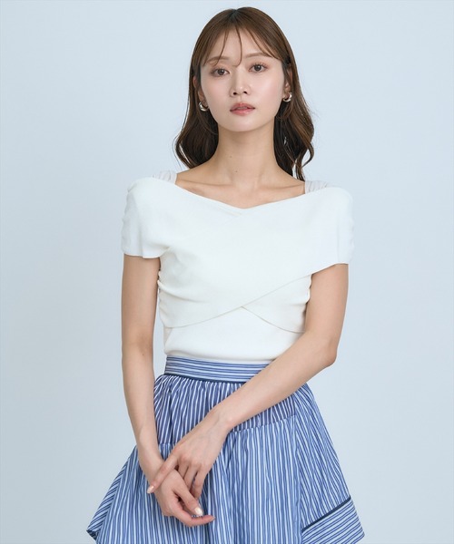 AND COUTURE(アンドクチュール)の「クロスネックオフショルニットプルオーバー(ニット/セーター・レディース・グリーン/ホワイト/ブラック/オレンジ・FREE)」の1枚目の写真