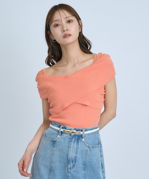 AND COUTURE(アンドクチュール)の「クロスネックオフショルニットプルオーバー(ニット/セーター・レディース・グリーン/ホワイト/ブラック/オレンジ・FREE)」の4枚目の写真