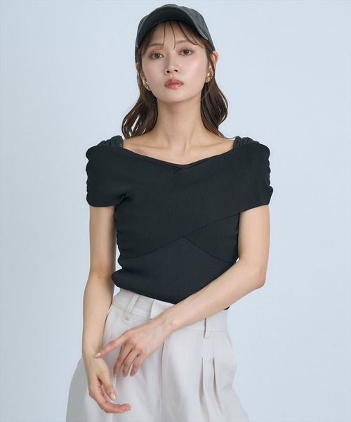 AND COUTURE(アンドクチュール)の「クロスネックオフショルニットプルオーバー(ニット/セーター・レディース・グリーン/ホワイト/ブラック/オレンジ・FREE)」の2枚目の写真