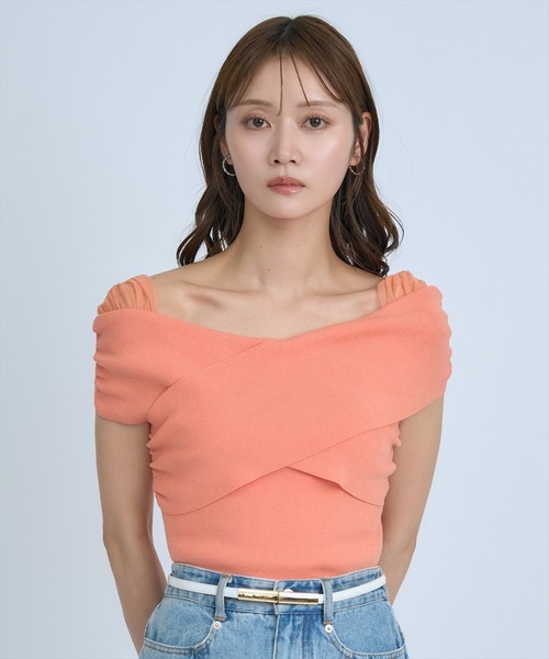 AND COUTURE(アンドクチュール)の「クロスネックオフショルニットプルオーバー(ニット/セーター・レディース・グリーン/ホワイト/ブラック/オレンジ・FREE)」の12枚目の写真
