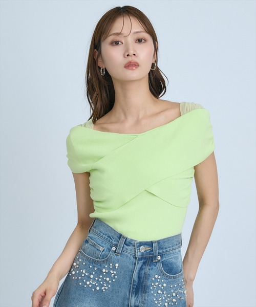 AND COUTURE(アンドクチュール)の「クロスネックオフショルニットプルオーバー(ニット/セーター・レディース・グリーン/ホワイト/ブラック/オレンジ・FREE)」の6枚目の写真