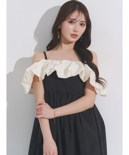 MERCURYDUO(マーキュリーデュオ)の「オフショルボリュームフリルキャミワンピース(ワンピース・レディース・ピンク/ブラック・MEDIUM/SMALL)」の5枚目の写真