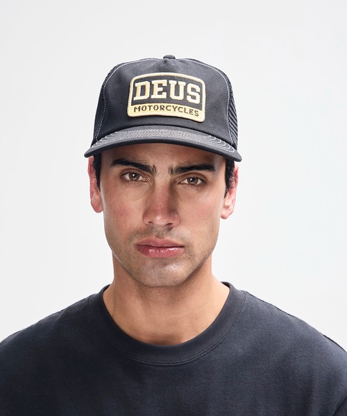 DEUS EX MACHINA(デウスエクスマキナ)の「MALDEN TRUCKER コットンメッシュキャップ(キャップ・メンズ・ブラック/ブルー/レッド・OS)」の6枚目の写真