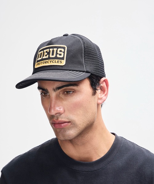 DEUS EX MACHINA(デウスエクスマキナ)の「MALDEN TRUCKER コットンメッシュキャップ(キャップ・メンズ・ブラック/ブルー/レッド・OS)」の7枚目の写真