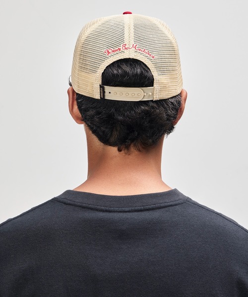 DEUS EX MACHINA(デウスエクスマキナ)の「MALDEN TRUCKER コットンメッシュキャップ(キャップ・メンズ・ブラック/ブルー/レッド・OS)」の15枚目の写真