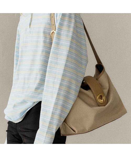 OMNIPOTENT(オムニポテント)の「momentum tote bag_ nylon 2 colors(メッセンジャーバッグ・レディース・ブラック/ベージュ・FREE)」の1枚目の写真